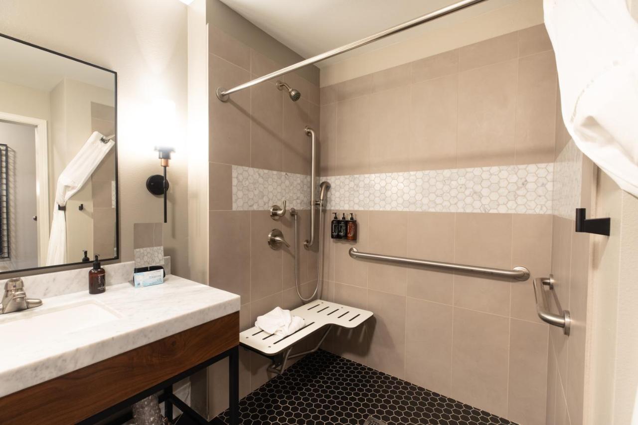 2 Queen Suite Roll Shower