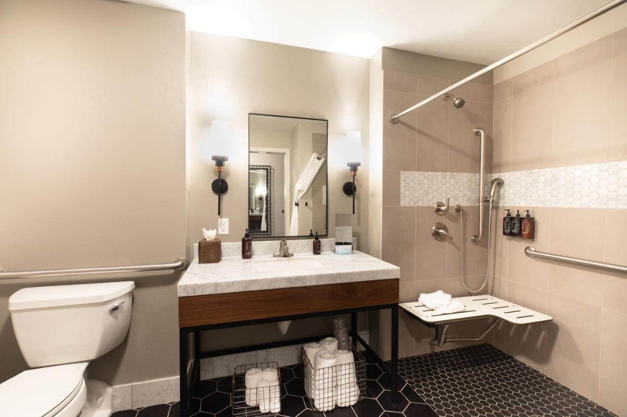 2 Queen Suite Roll Shower