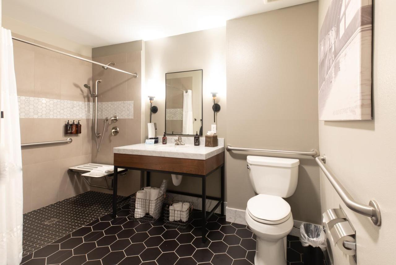 King Suite Roll Shower