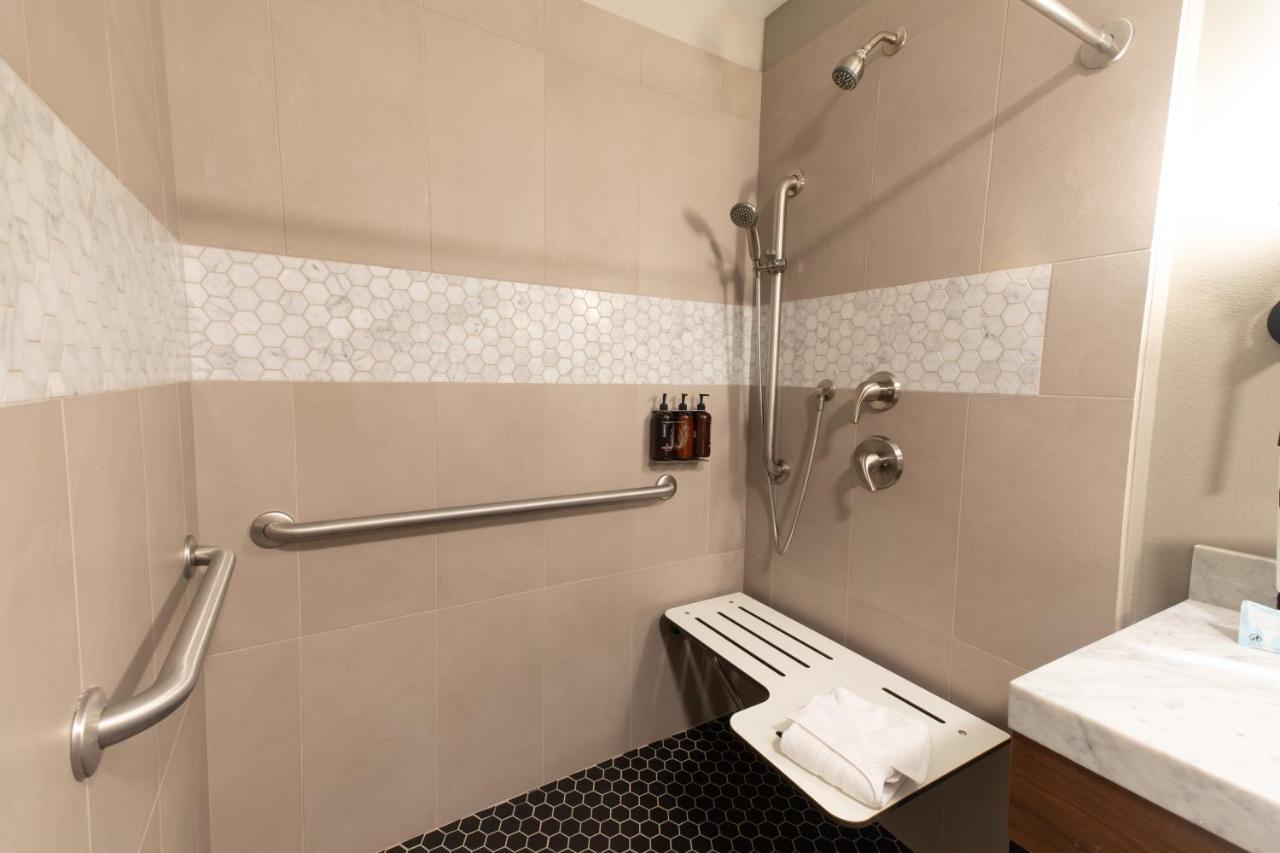 King Suite Roll Shower